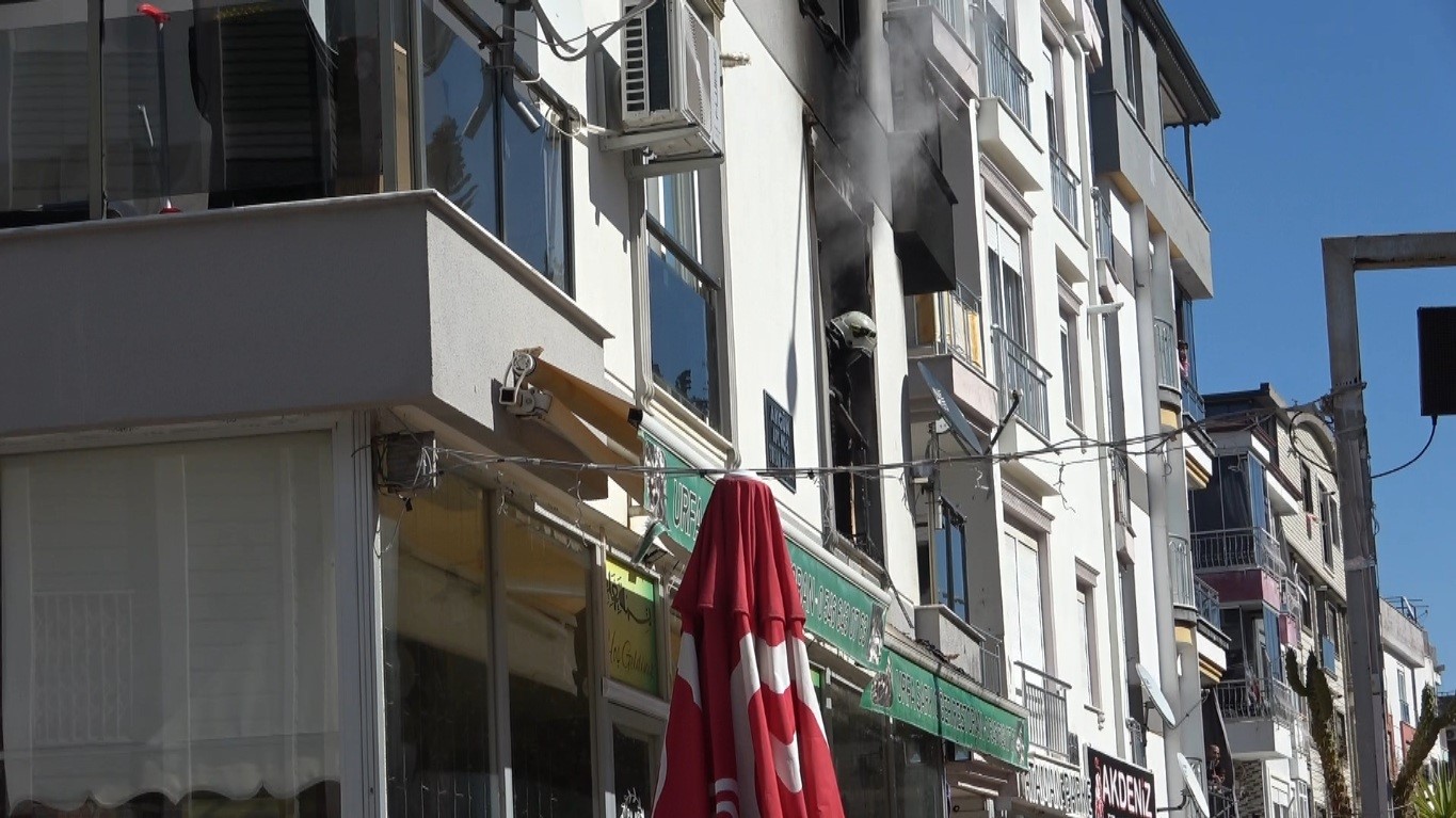 Antalya’da 4 katlı binada yangın paniği: 2’si çocuk 6 kişi dumandan etkilendi
