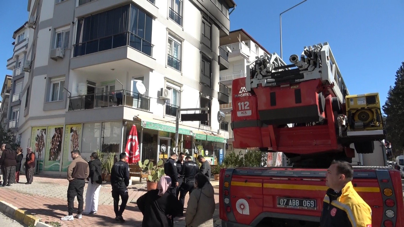 Antalya’da 4 katlı binada yangın paniği: 2’si çocuk 6 kişi dumandan etkilendi
