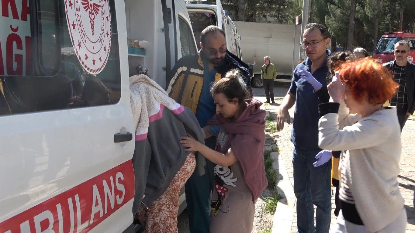 Antalya’da 4 katlı binada yangın paniği: 2’si çocuk 6 kişi dumandan etkilendi
