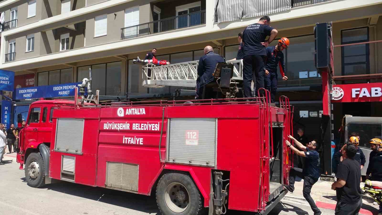 Antalya’da 4. kattan tente üzerine düşen genç adam için seferber oldular
