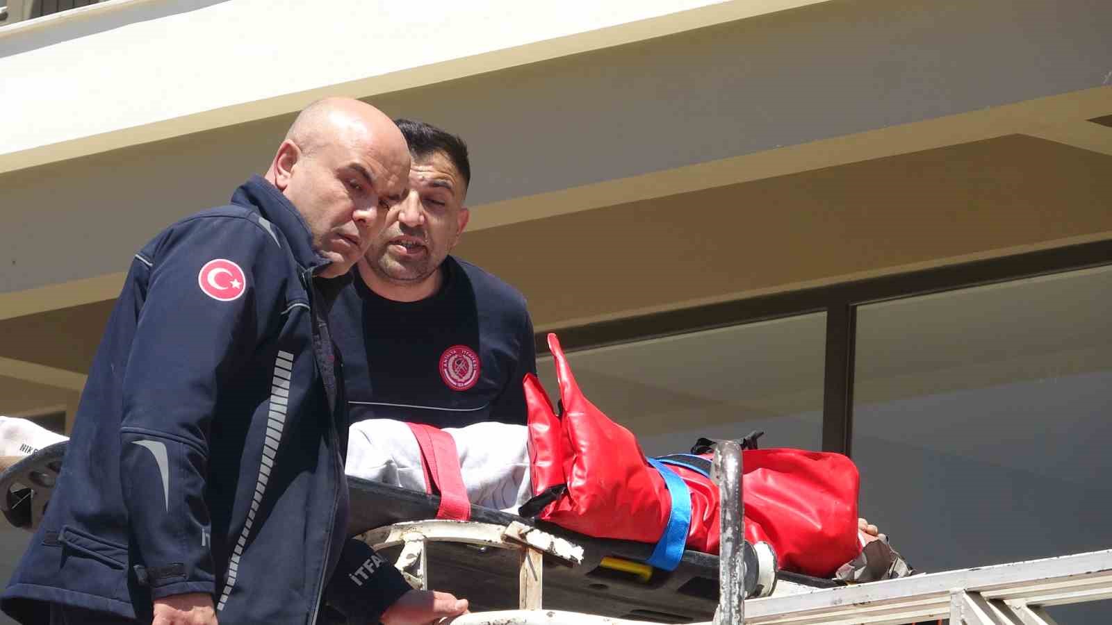 Antalya’da 4. kattan tente üzerine düşen genç adam için seferber oldular
