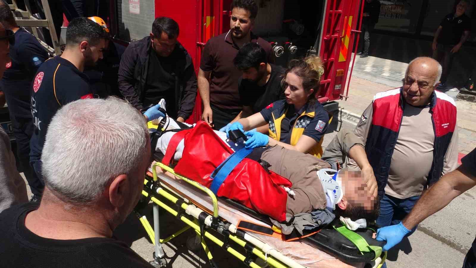 Antalya’da 4. kattan tente üzerine düşen genç adam için seferber oldular
