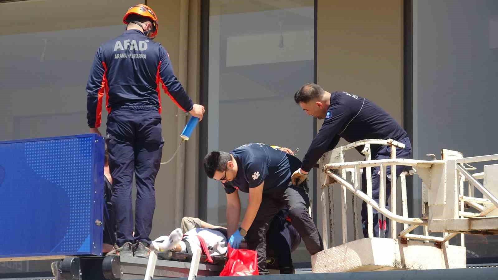 Antalya’da 4. kattan tente üzerine düşen genç adam için seferber oldular
