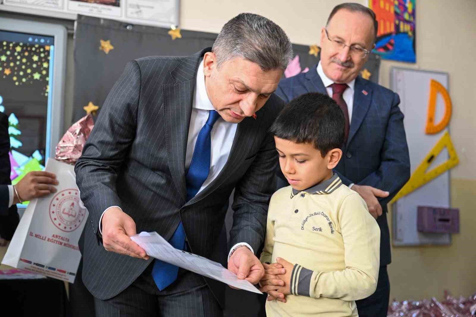 Antalya’da 498 bin 603 öğrenci karne heyecanı yaşadı
