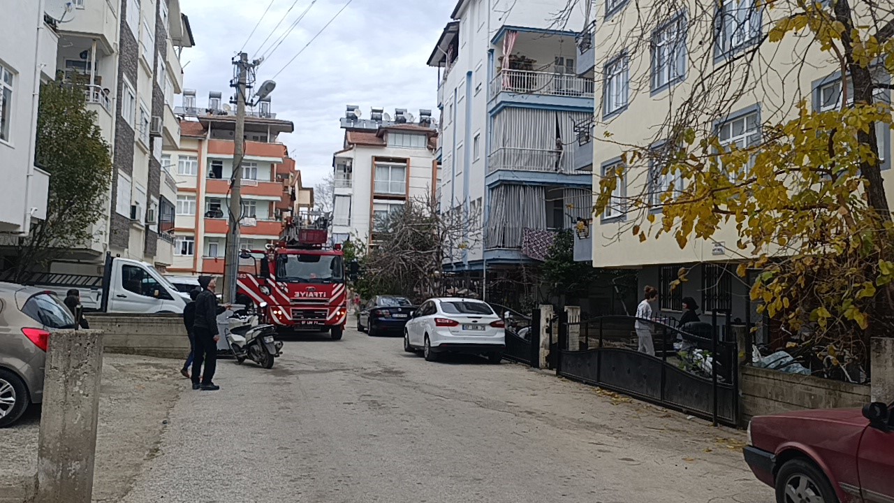 Antalya’da 5 katlı apartmanın çatı katında korkutan yangın
