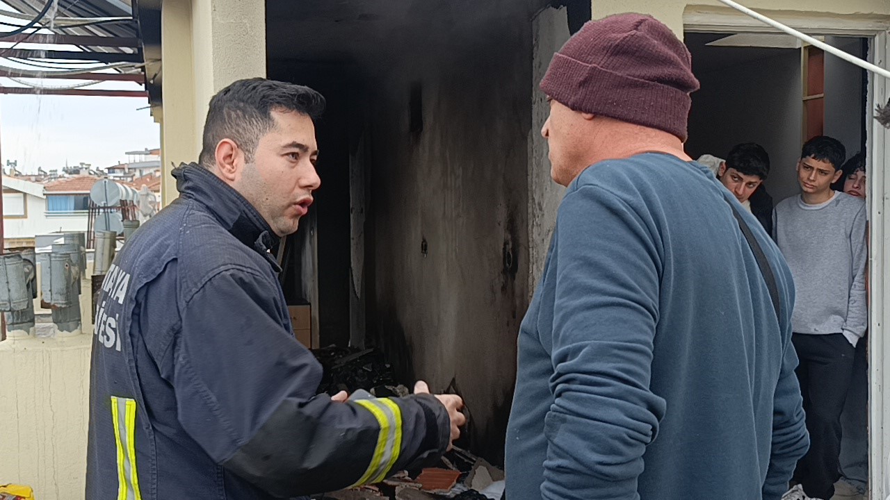 Antalya’da 5 katlı apartmanın çatı katında korkutan yangın
