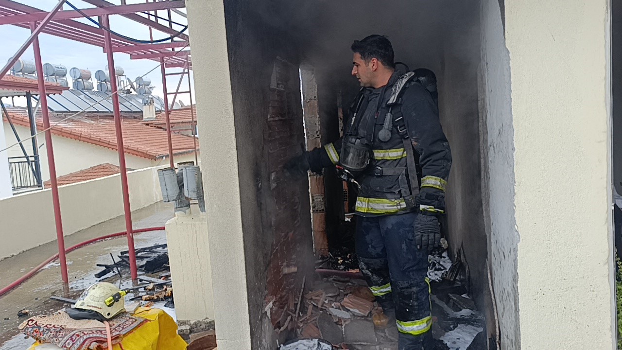 Antalya’da 5 katlı apartmanın çatı katında korkutan yangın
