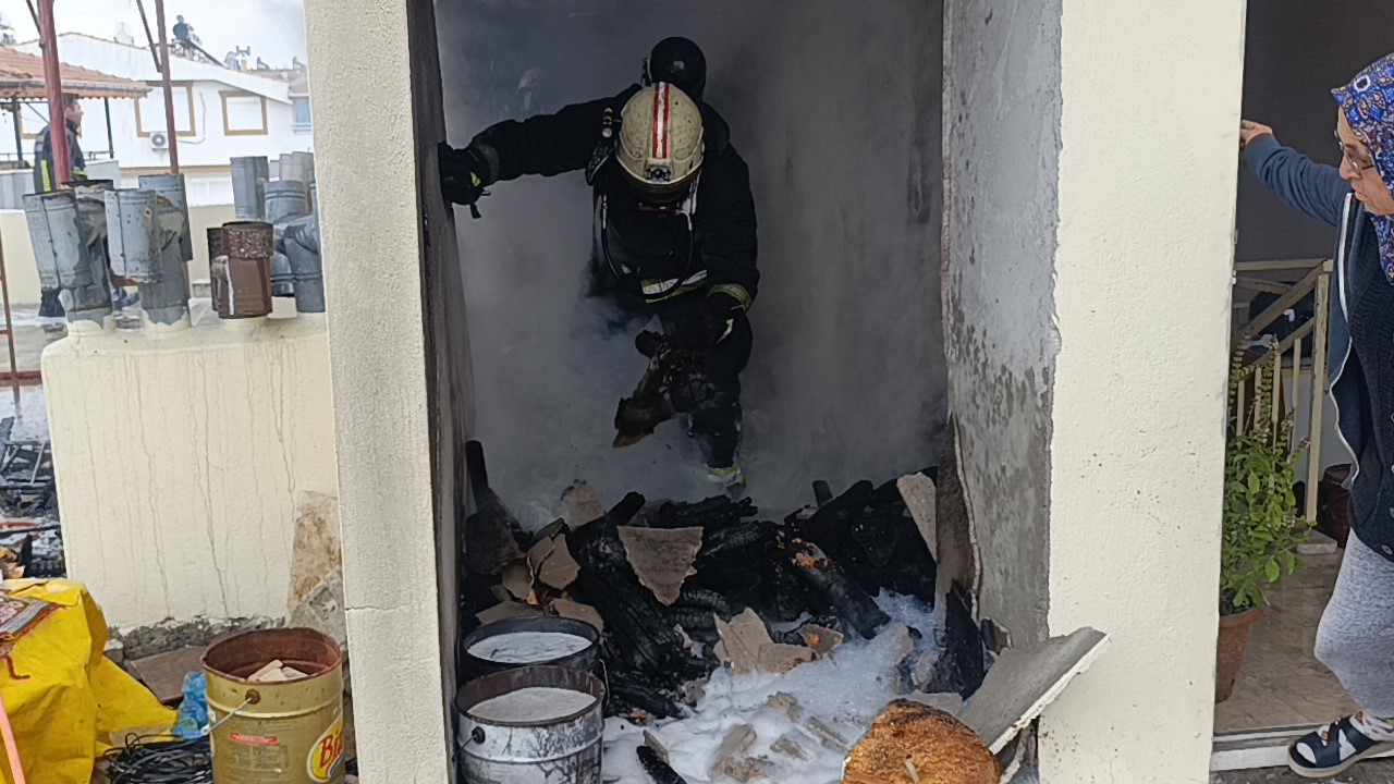 Antalya’da 5 katlı apartmanın çatı katında korkutan yangın
