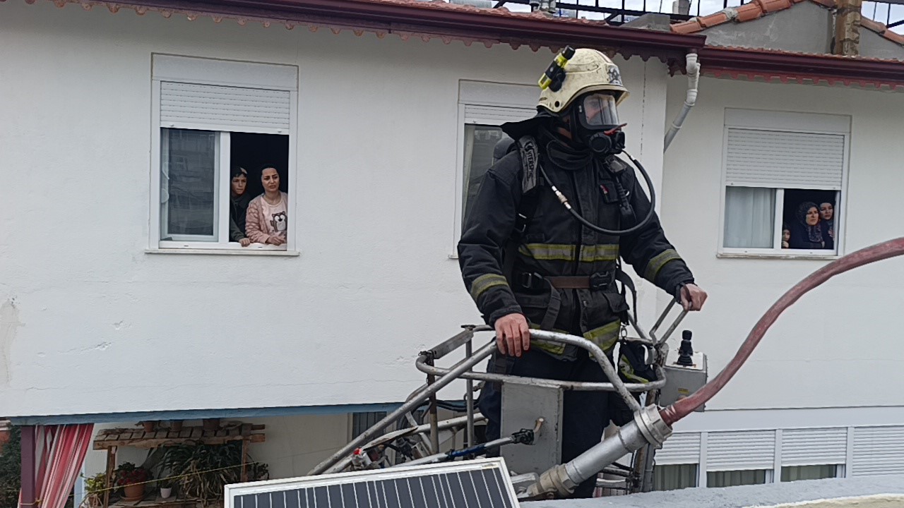 Antalya’da 5 katlı apartmanın çatı katında korkutan yangın

