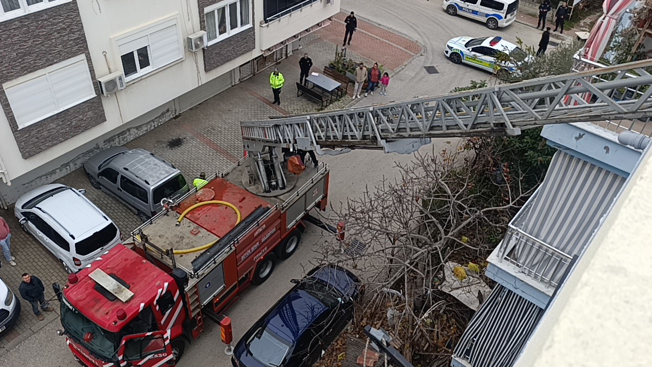 Antalya’da 5 katlı apartmanın çatı katında korkutan yangın
