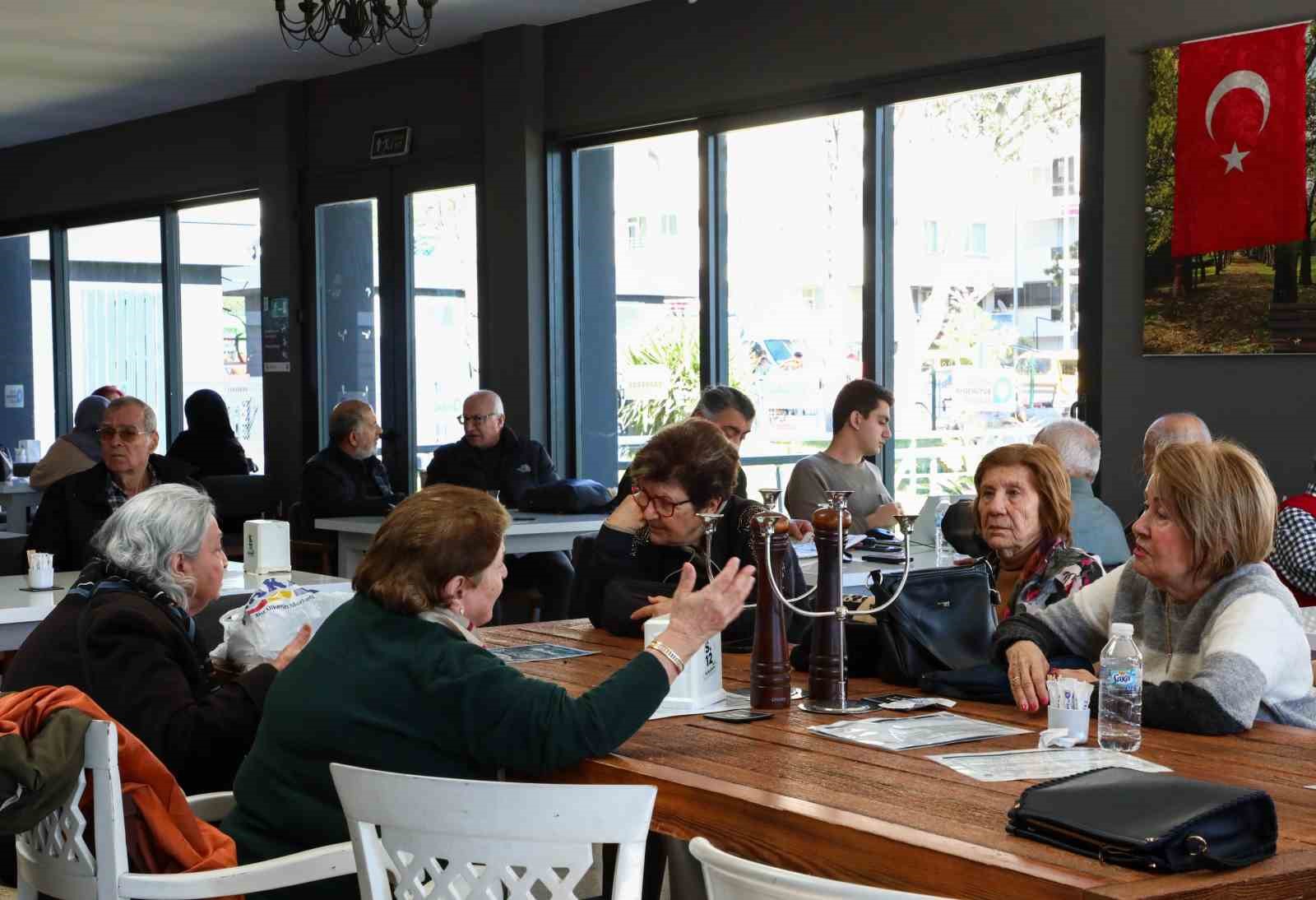 Antalya’da 57 yıllık dostlar çay bahçesinde buluştular
