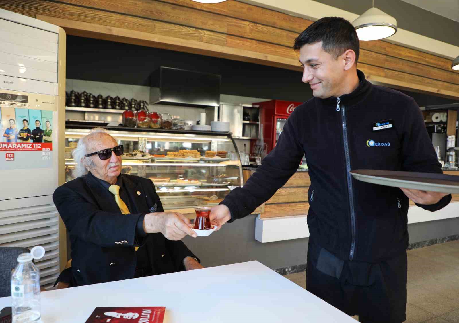 Antalya’da 57 yıllık dostlar çay bahçesinde buluştular
