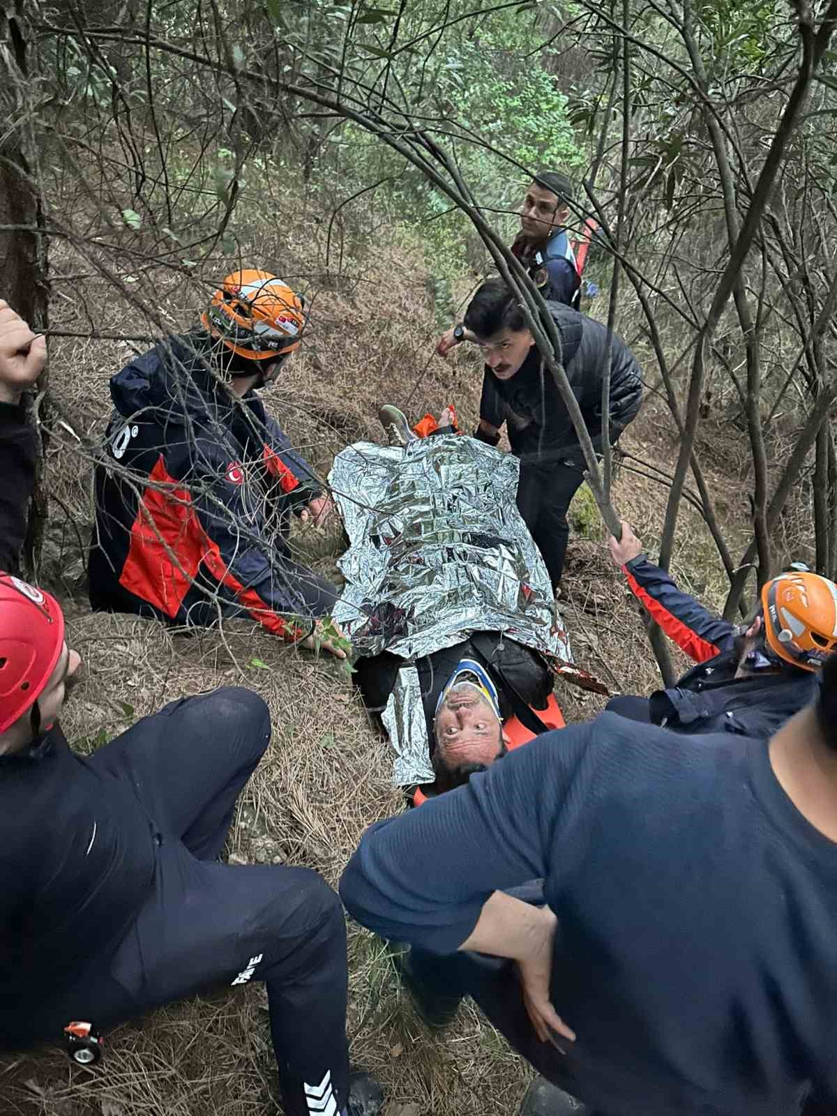 Antalya’da 80 metrelik uçuruma yuvarlanan adam yaralı olarak kurtarıldı
