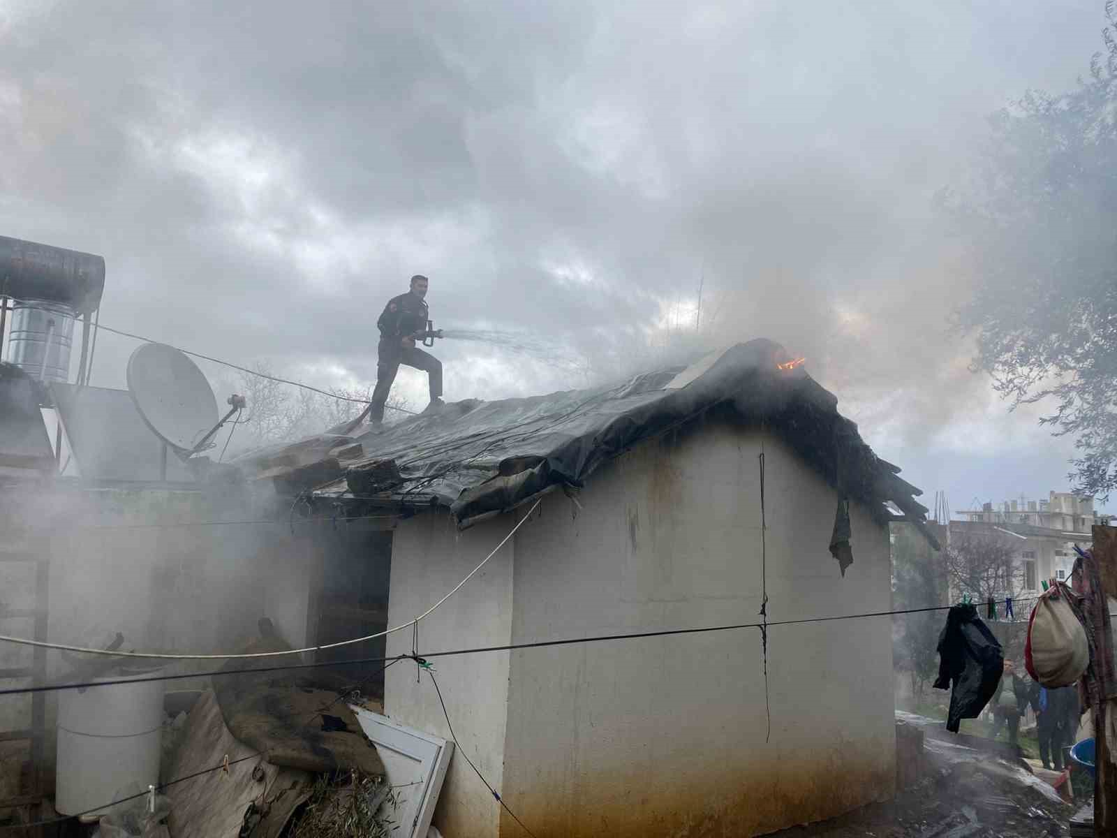 Antalya’da alev alev yanan tek katlı ev küle döndü
