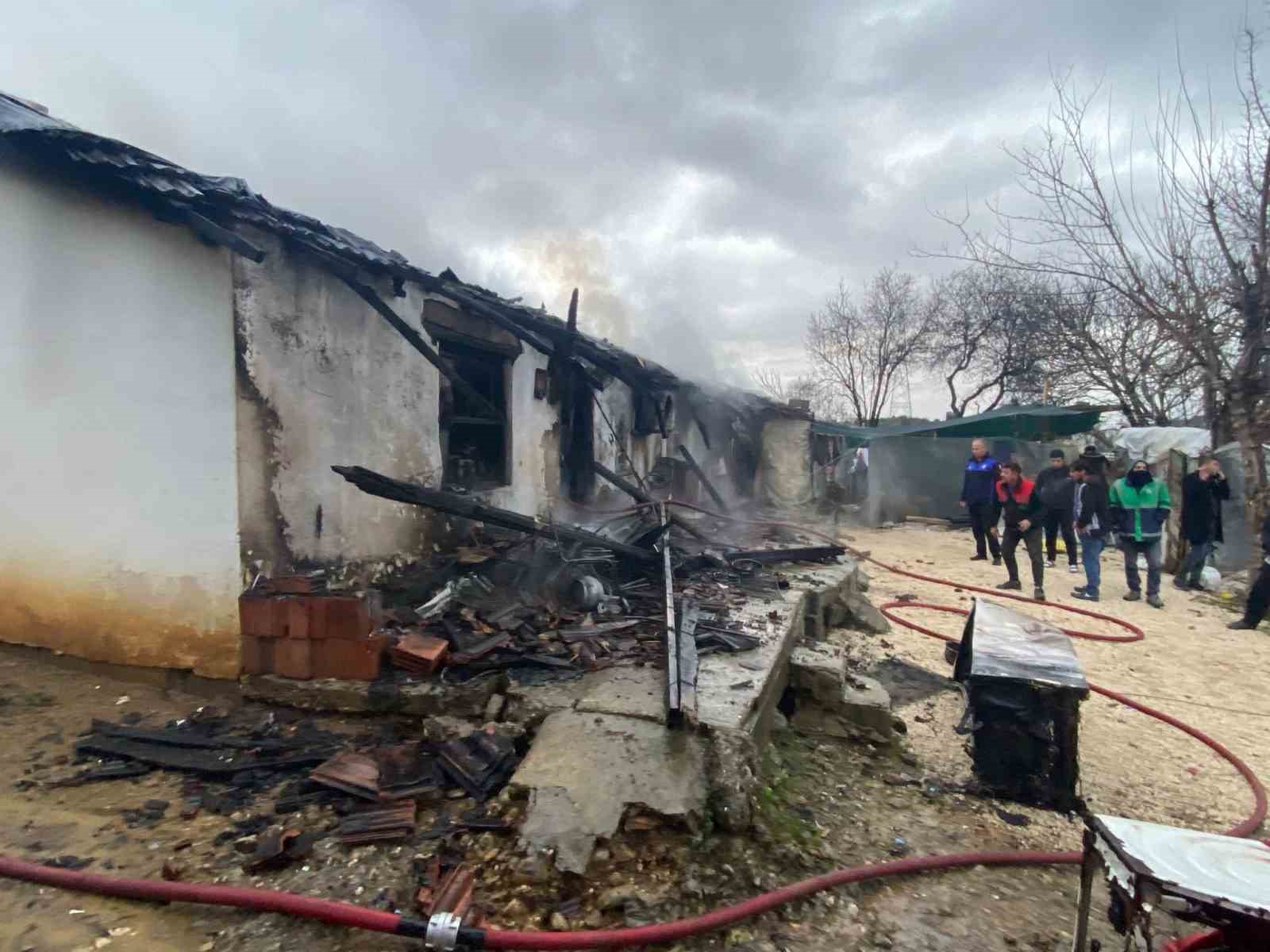 Antalya’da alev alev yanan tek katlı ev küle döndü
