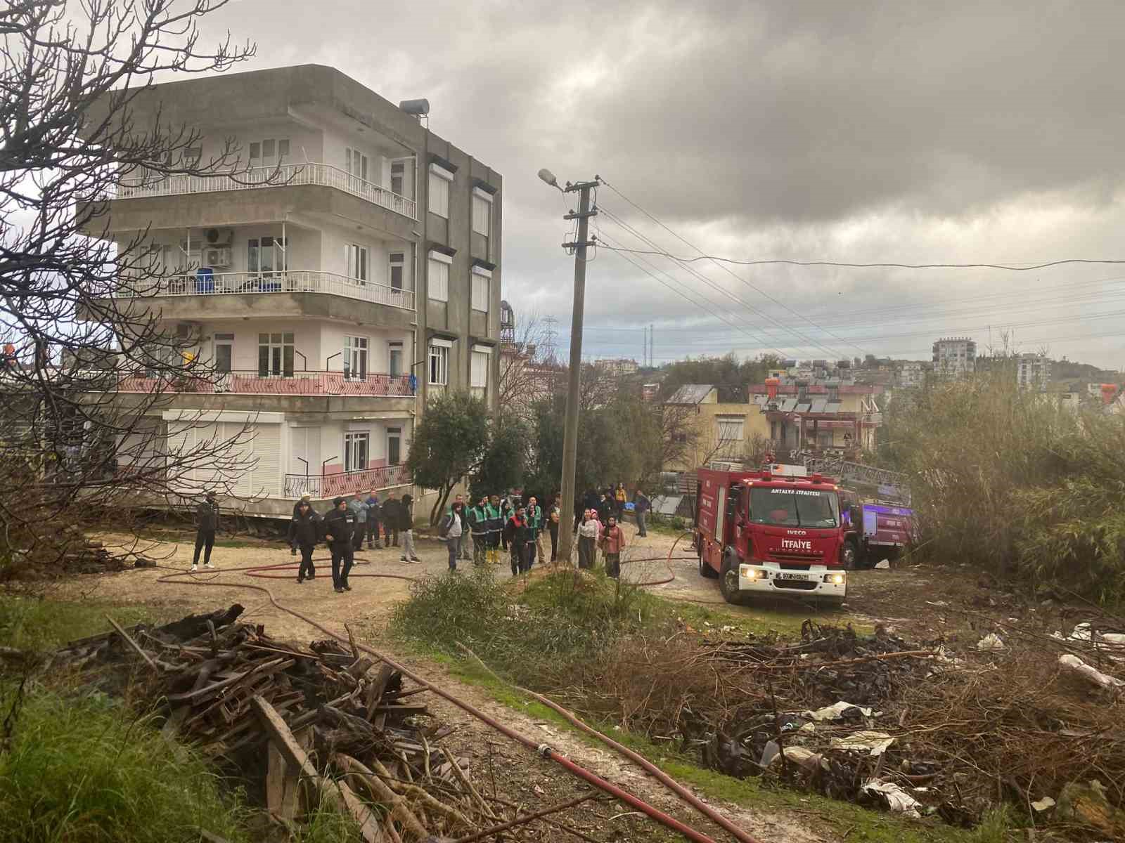 Antalya’da alev alev yanan tek katlı ev küle döndü
