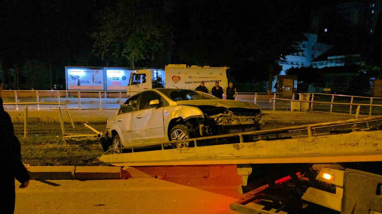 Antalya’da alkollü sürücü tramvay durağına daldı
