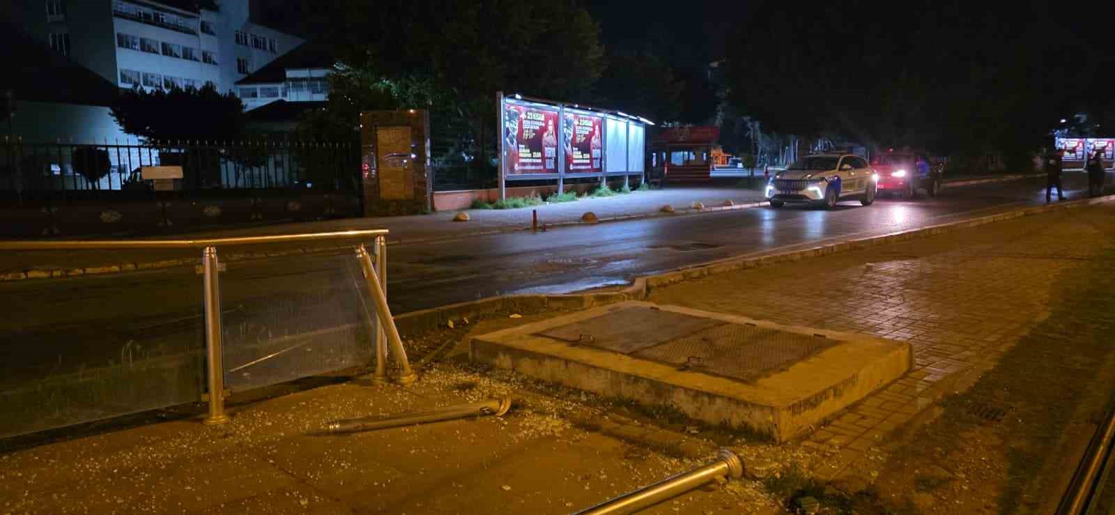 Antalya’da alkollü sürücü tramvay durağına daldı
