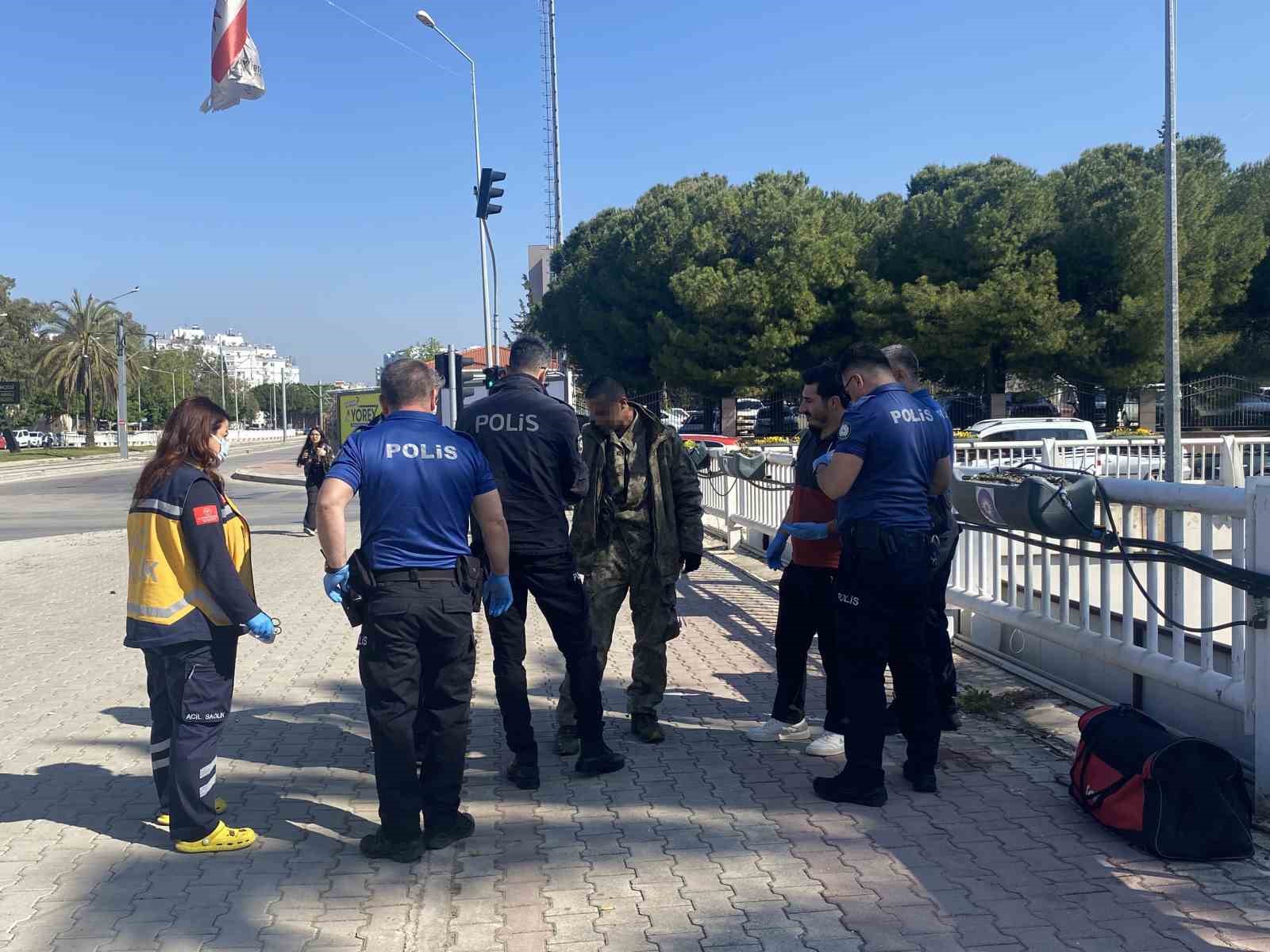 Antalya’da alt geçit demirlerine çıkan genci polis ikna edip indirdi
