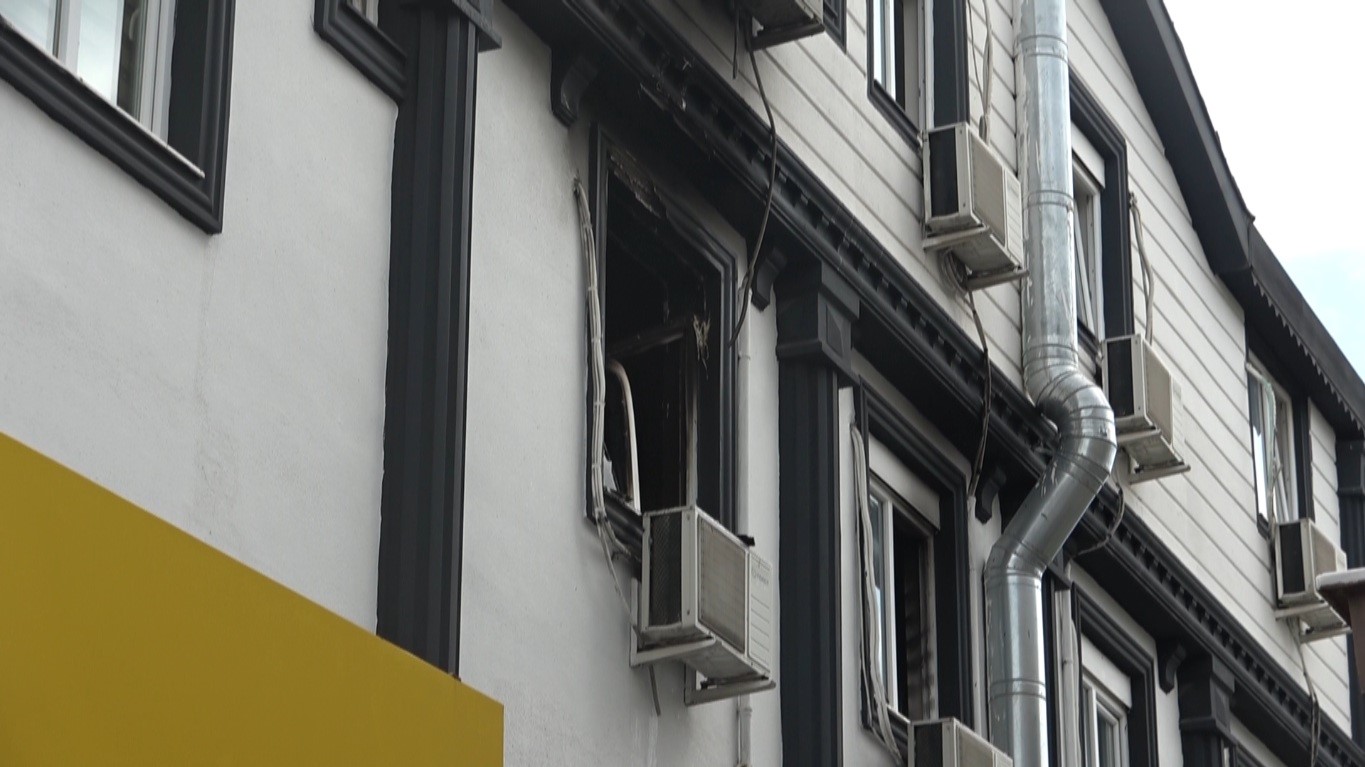 Antalya’da apartman dairesindeki yangın korkuttu: 5 kişi tedbir amaçlı hastaneye götürüldü
