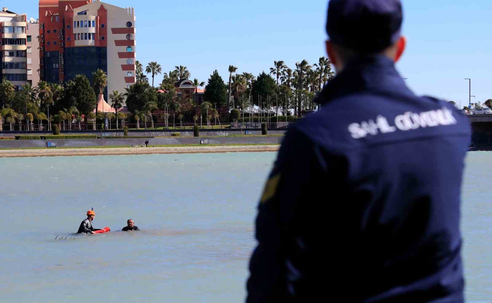Antalya’da arkadaşlarına kızan belediye çalışanının eylemine can simitli müdahale
Antalya’da arkadaşlarına kızan belediye çalışanının eylemine can simitli müdahale