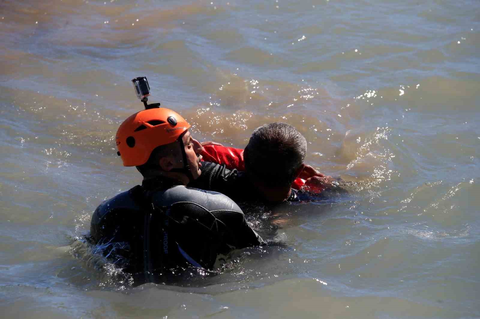 Antalya’da arkadaşlarına kızan belediye çalışanının eylemine can simitli müdahale
Antalya’da arkadaşlarına kızan belediye çalışanının eylemine can simitli müdahale