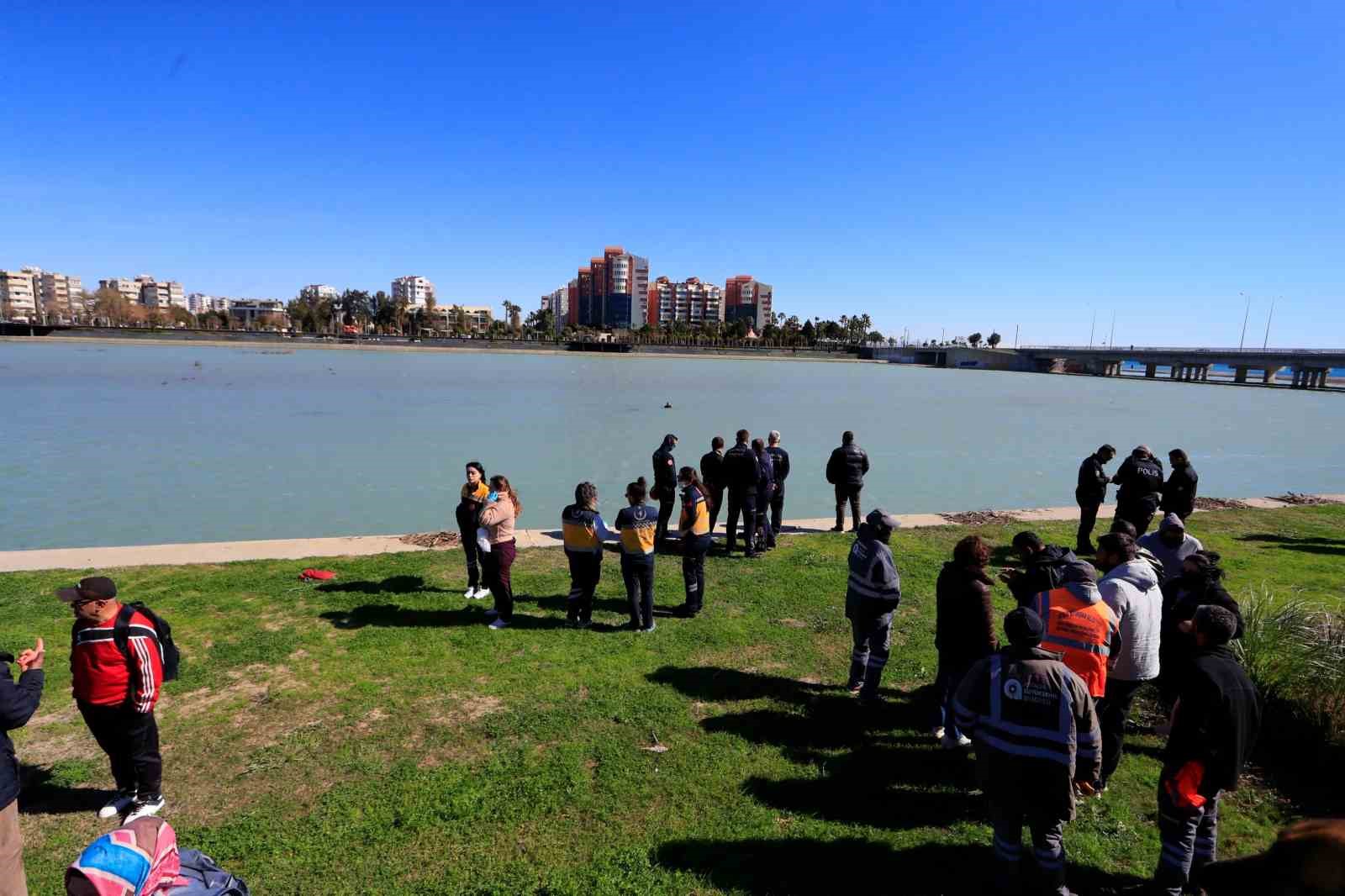 Antalya’da arkadaşlarına kızan belediye çalışanının eylemine can simitli müdahale
Antalya’da arkadaşlarına kızan belediye çalışanının eylemine can simitli müdahale