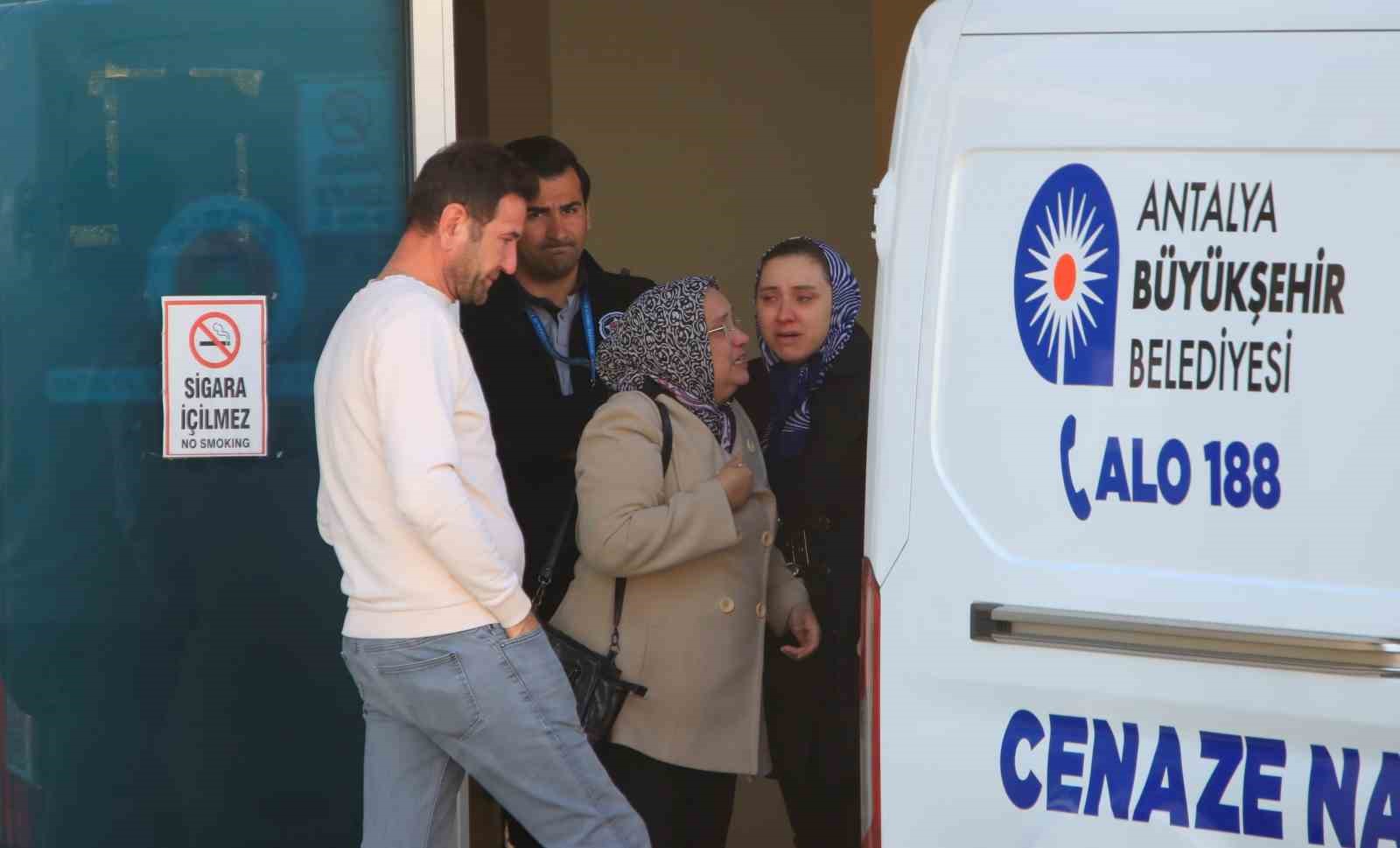 Antalya’da bariyerlere çarpan motosikletli hayatını kaybetti
