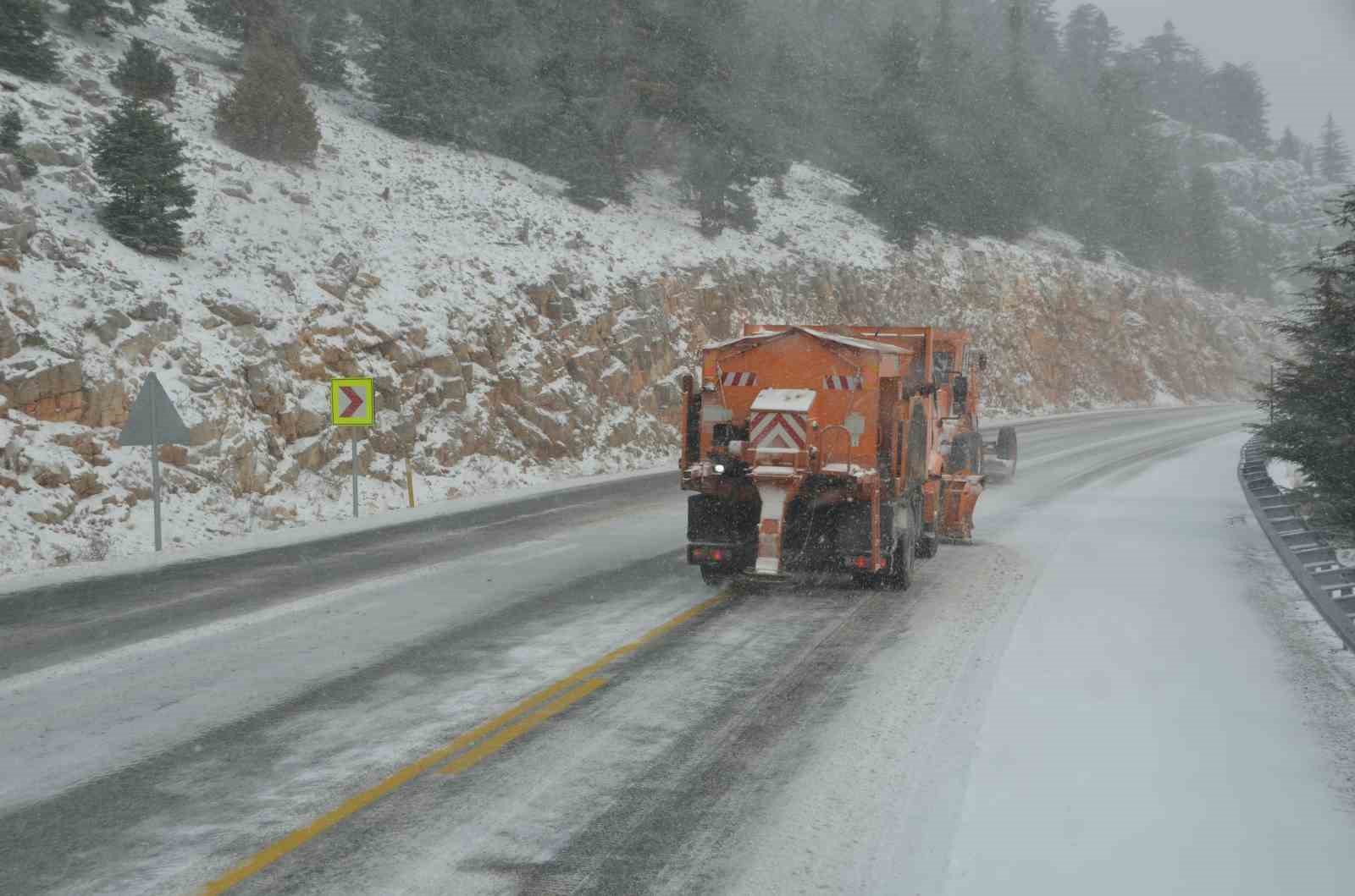 Antalya’da bin 825 rakımlı Alacabel’de kar yağışı
