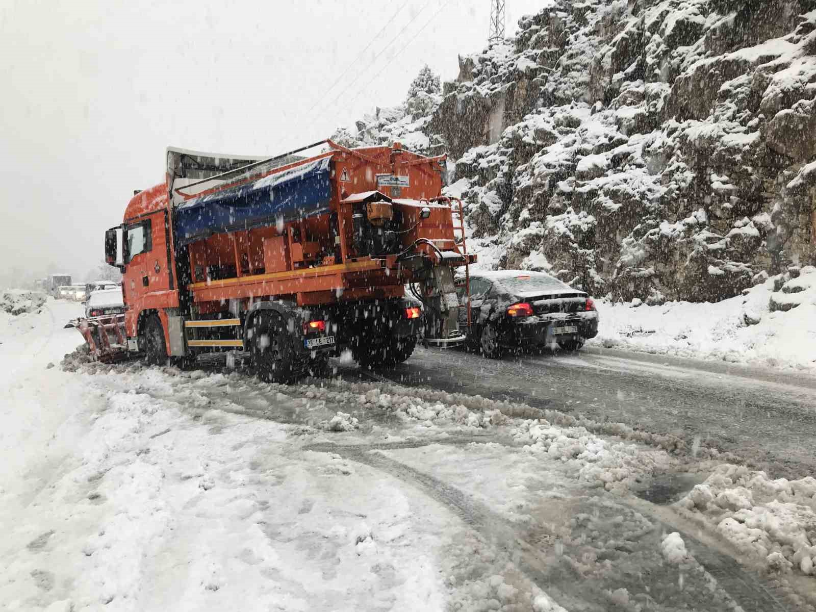 Antalya’da bin 825 rakımlı Alacabel’de kar yağışı
