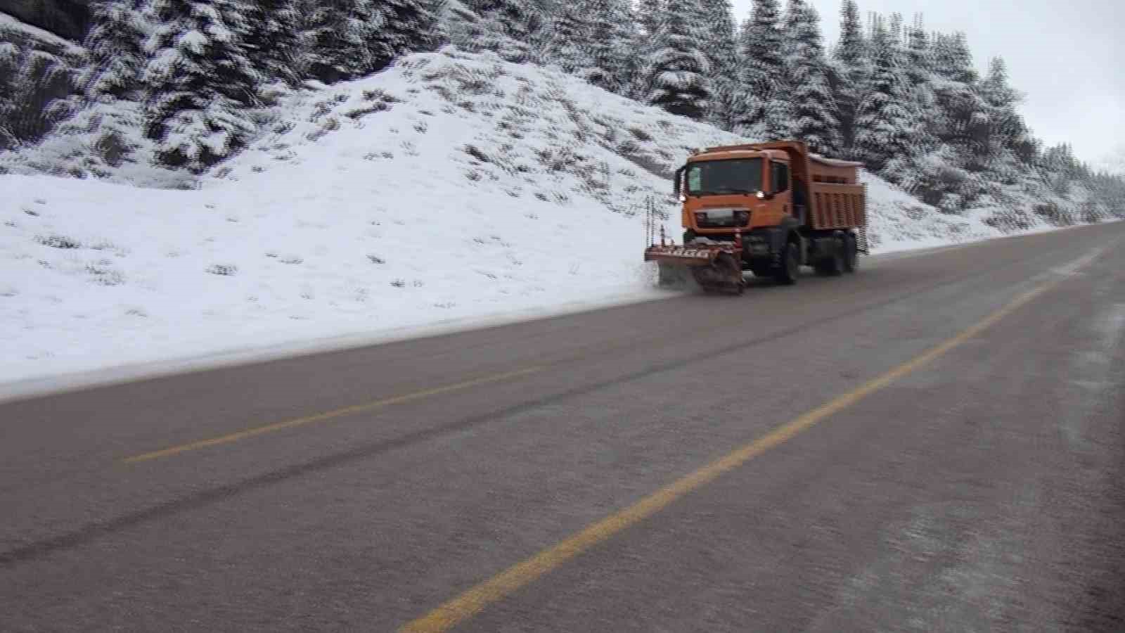 Antalya’da bin 825 rakımlı Alacabel’de kar yağışı
