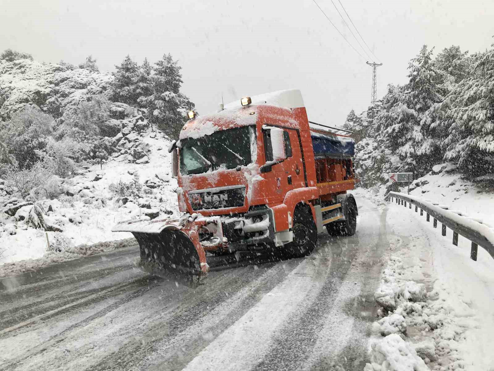 Antalya’da bin 825 rakımlı Alacabel’de kar yağışı
