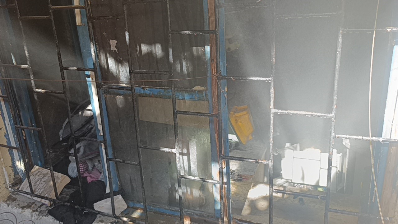 Antalya’da binanın bodrum katı çıkan yangında küle döndü
