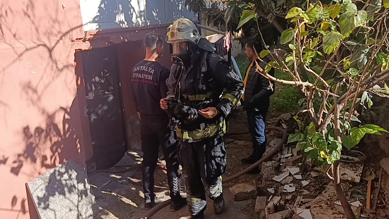 Antalya’da binanın bodrum katı çıkan yangında küle döndü
