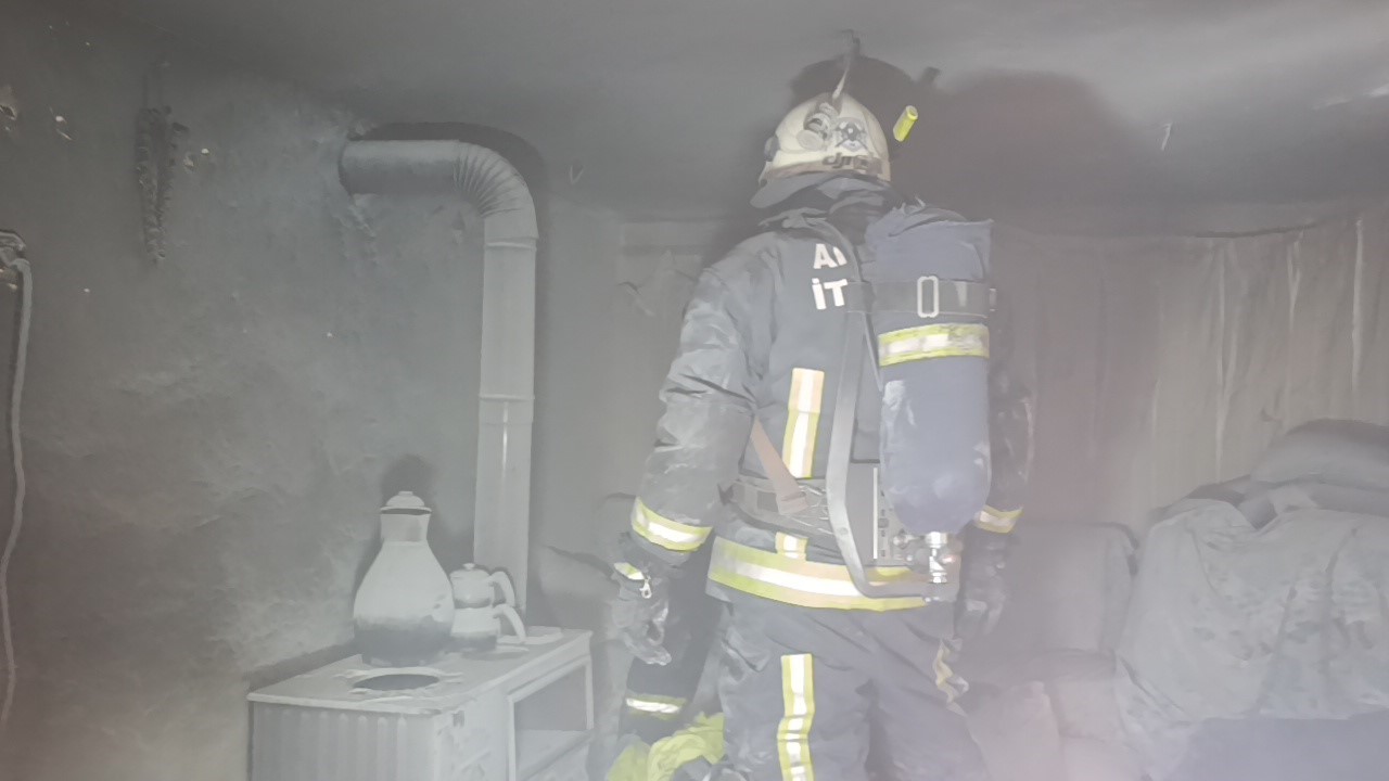 Antalya’da binanın bodrum katı çıkan yangında küle döndü
