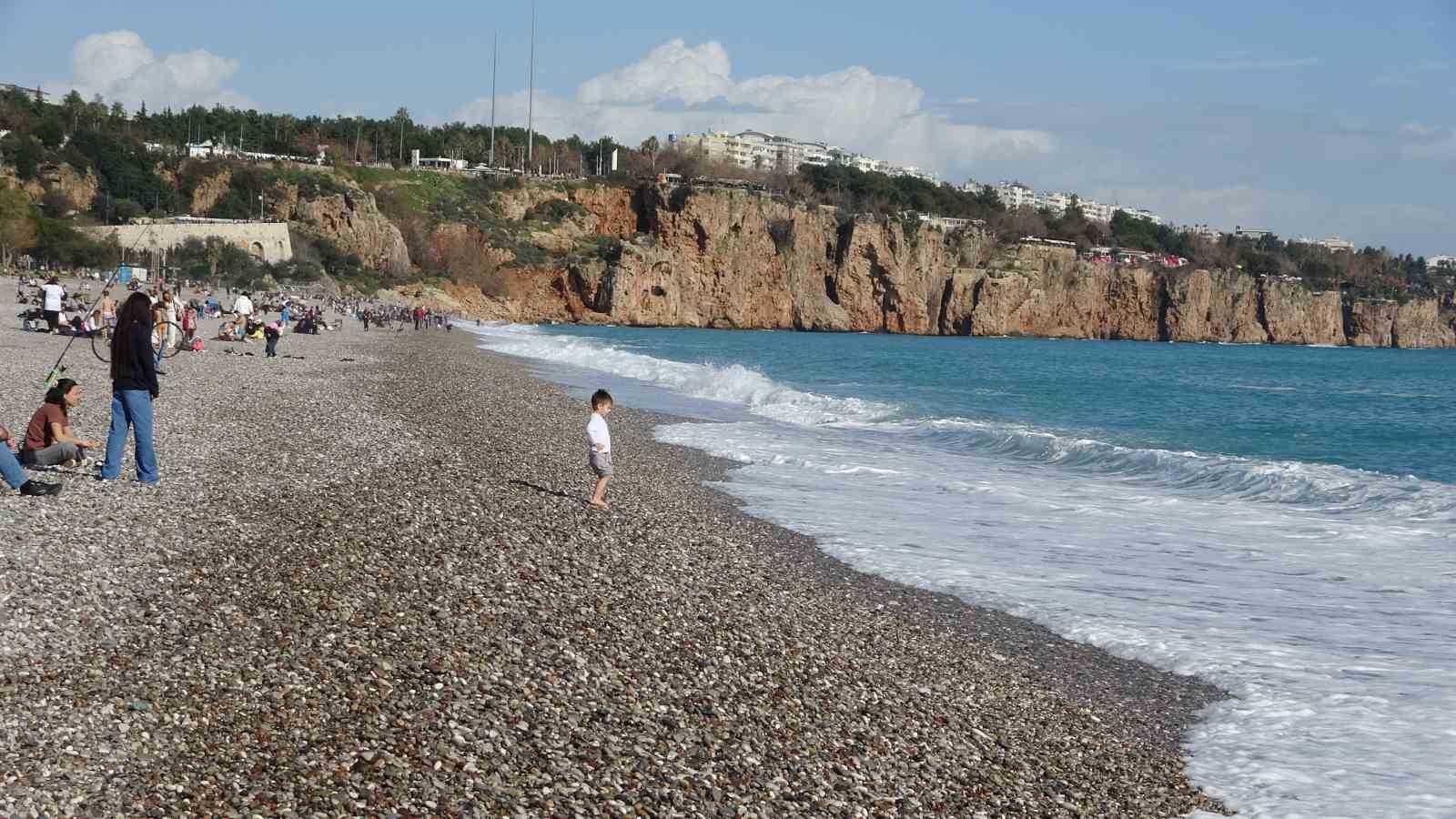 Antalya’da bir gün arayla iki mevsim: Dün sağanak ve fırtına, bugün deniz keyfi
