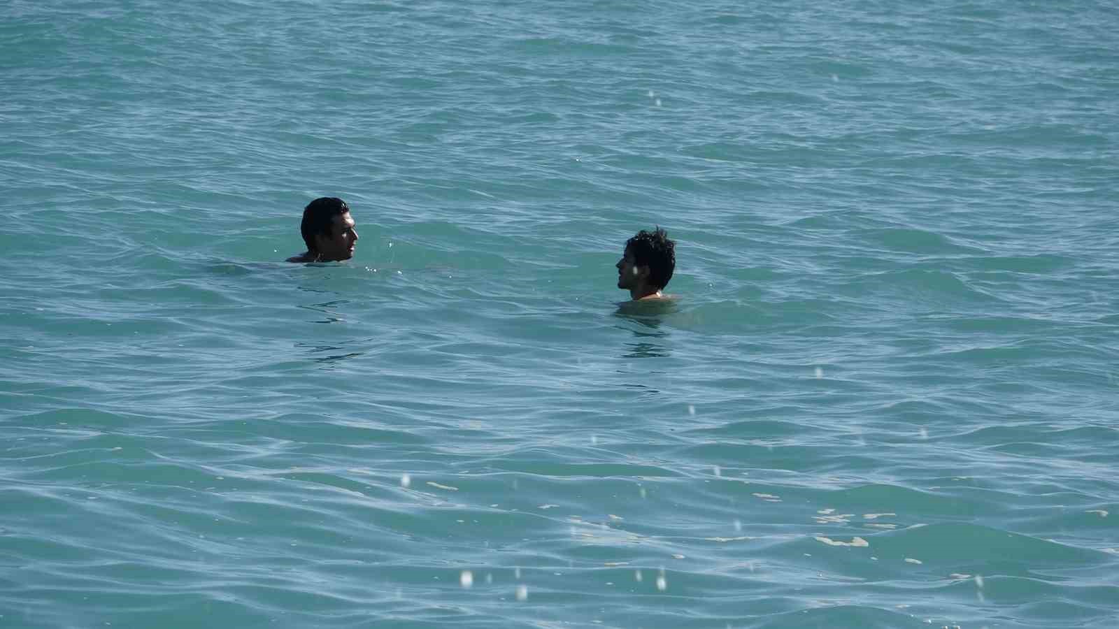 Antalya’da bir gün arayla iki mevsim: Dün sağanak ve fırtına, bugün deniz keyfi
