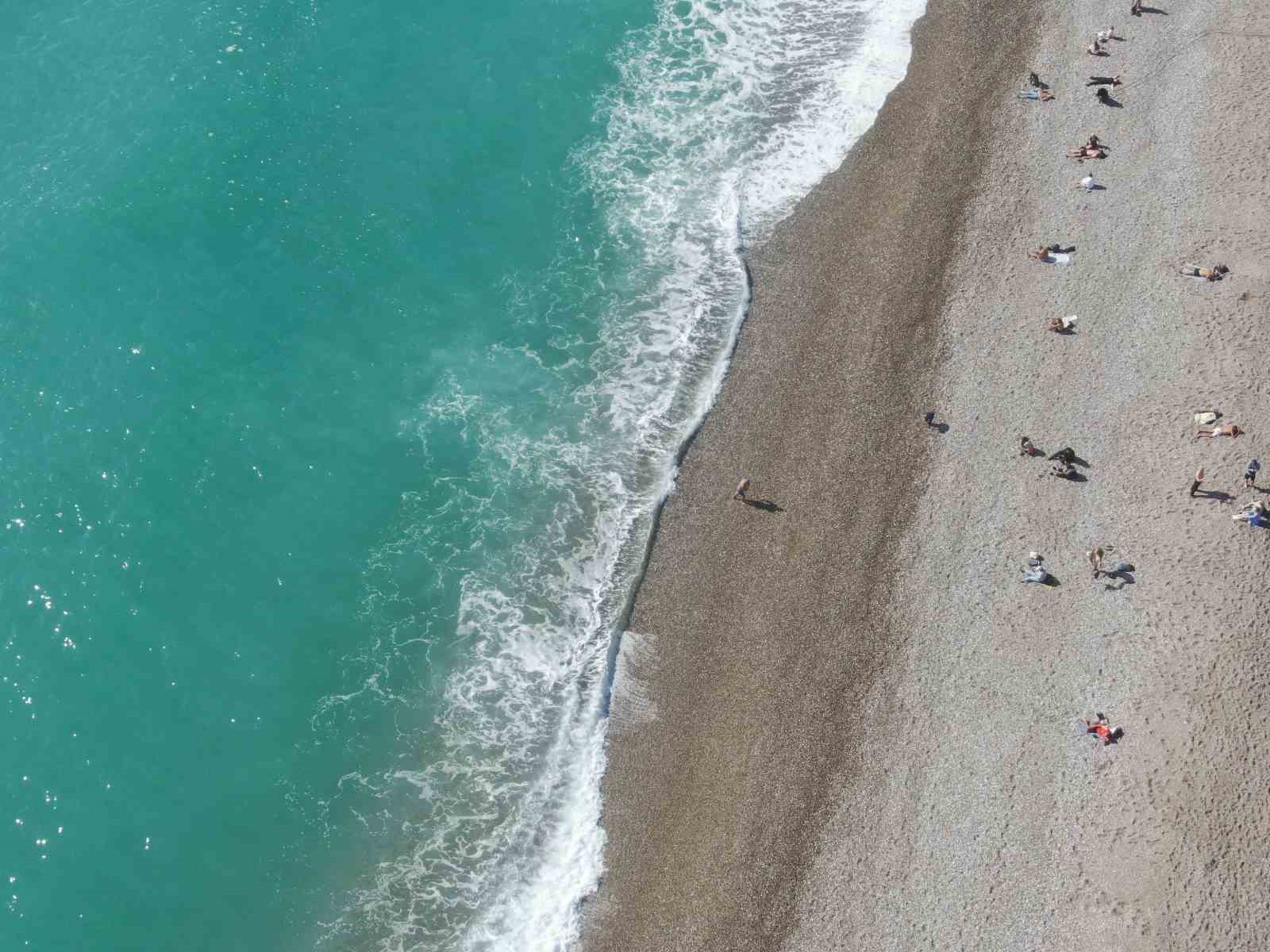 Antalya’da bir gün arayla iki mevsim: Dün sağanak ve fırtına, bugün deniz keyfi
