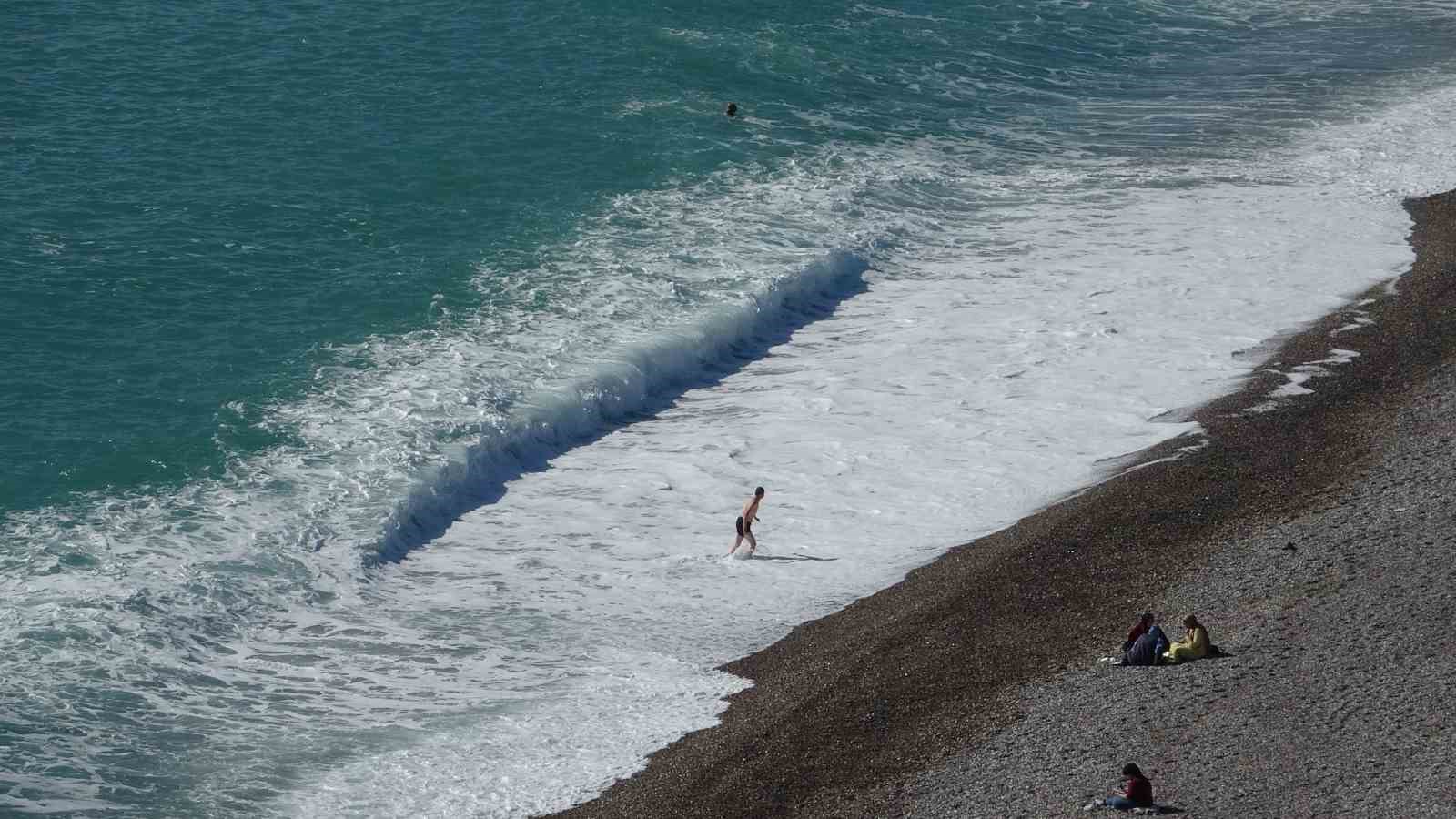 Antalya’da bir gün arayla iki mevsim: Dün sağanak ve fırtına, bugün deniz keyfi
