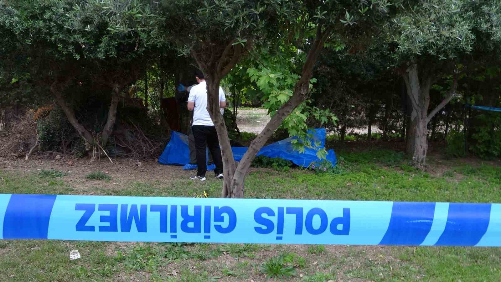 Antalya’da bir kişi ağaçlık alanda ölü bulundu
