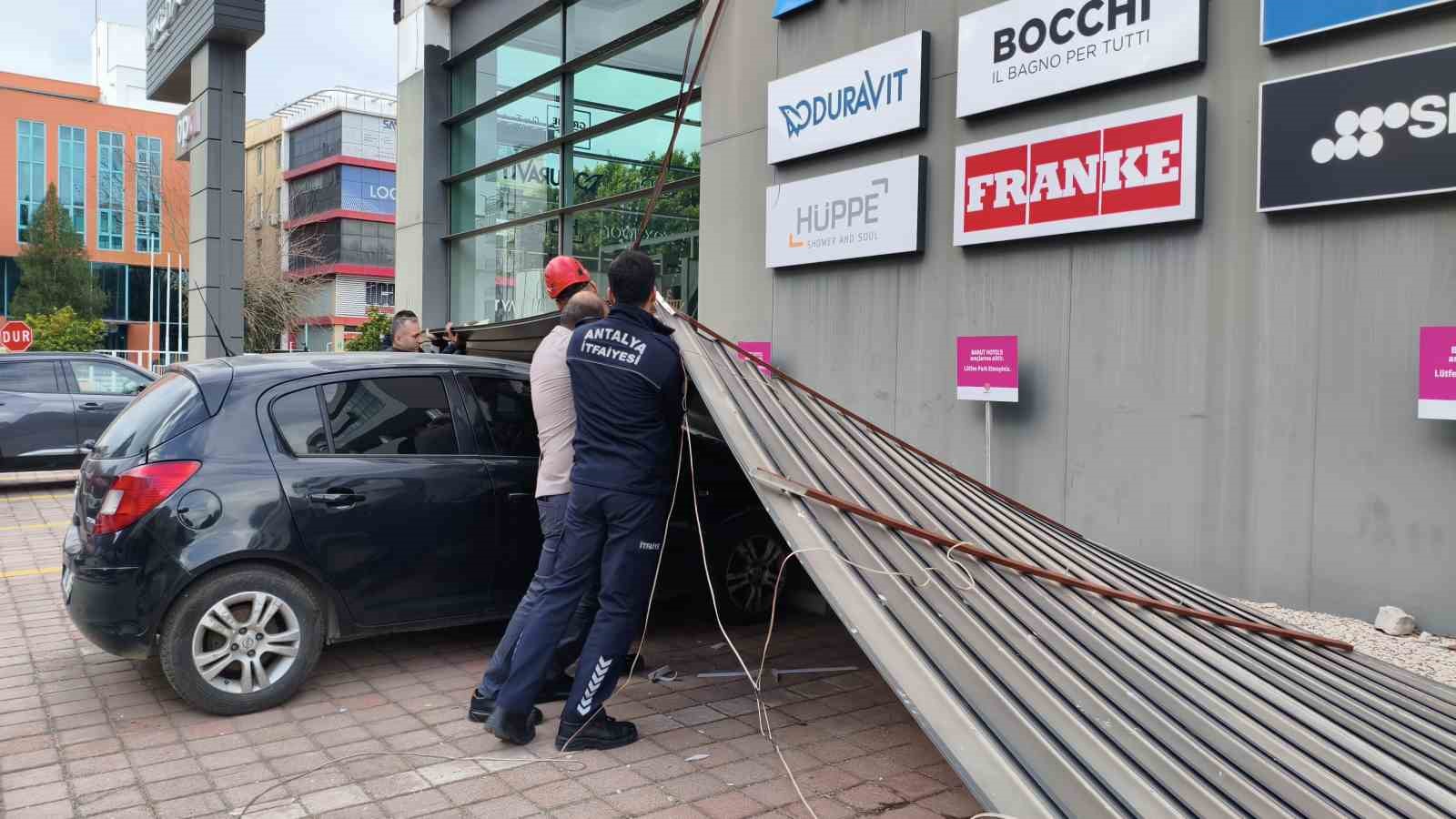 Antalya’da çatı uçtu, aracın üzerine tabela devrildi, elektrik telleri koptu
