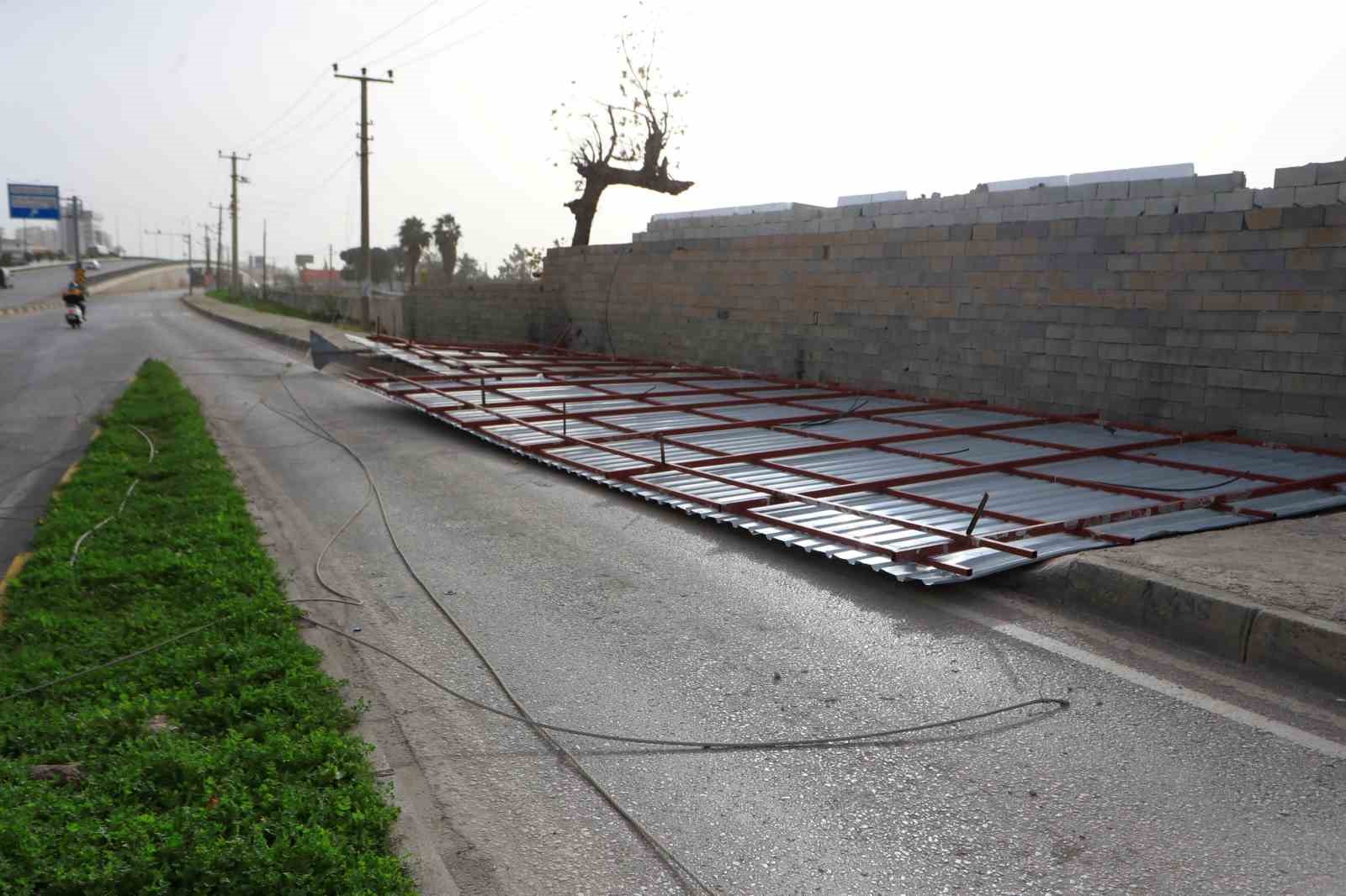 Antalya’da çatı uçtu, aracın üzerine tabela devrildi, elektrik telleri koptu
