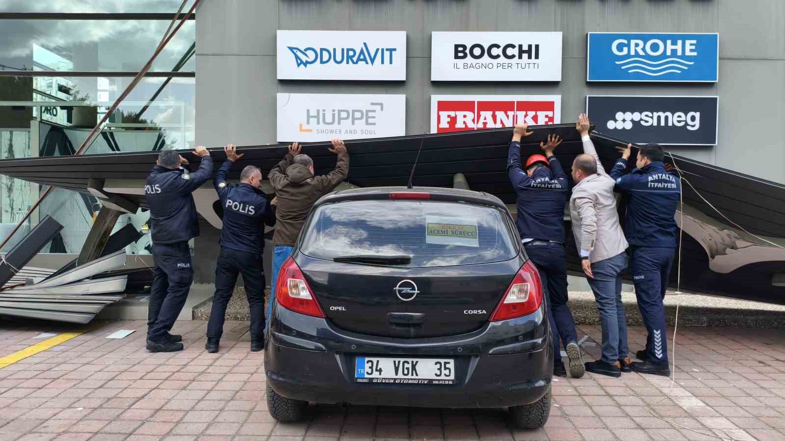 Antalya’da çatı uçtu, aracın üzerine tabela devrildi, elektrik telleri koptu
