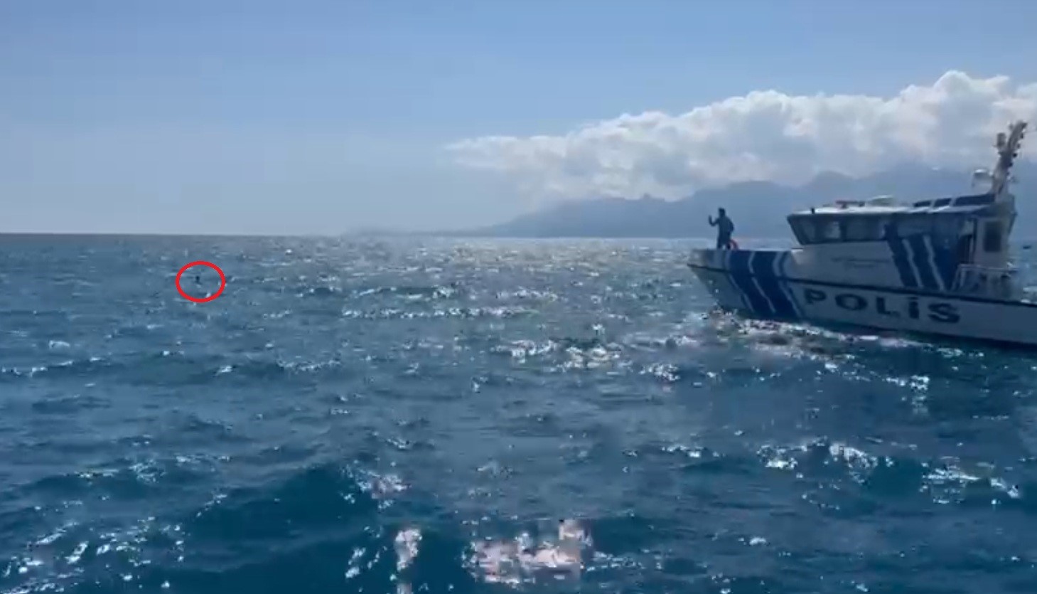 Antalya’da denize açıldığı kano devrildi, suda 3 saat kurtarılmayı beklerken imdadına deniz polisi yetişti
