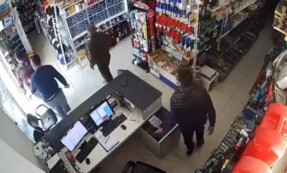 Antalya’da depremi fark edince sokağa fırladılar
