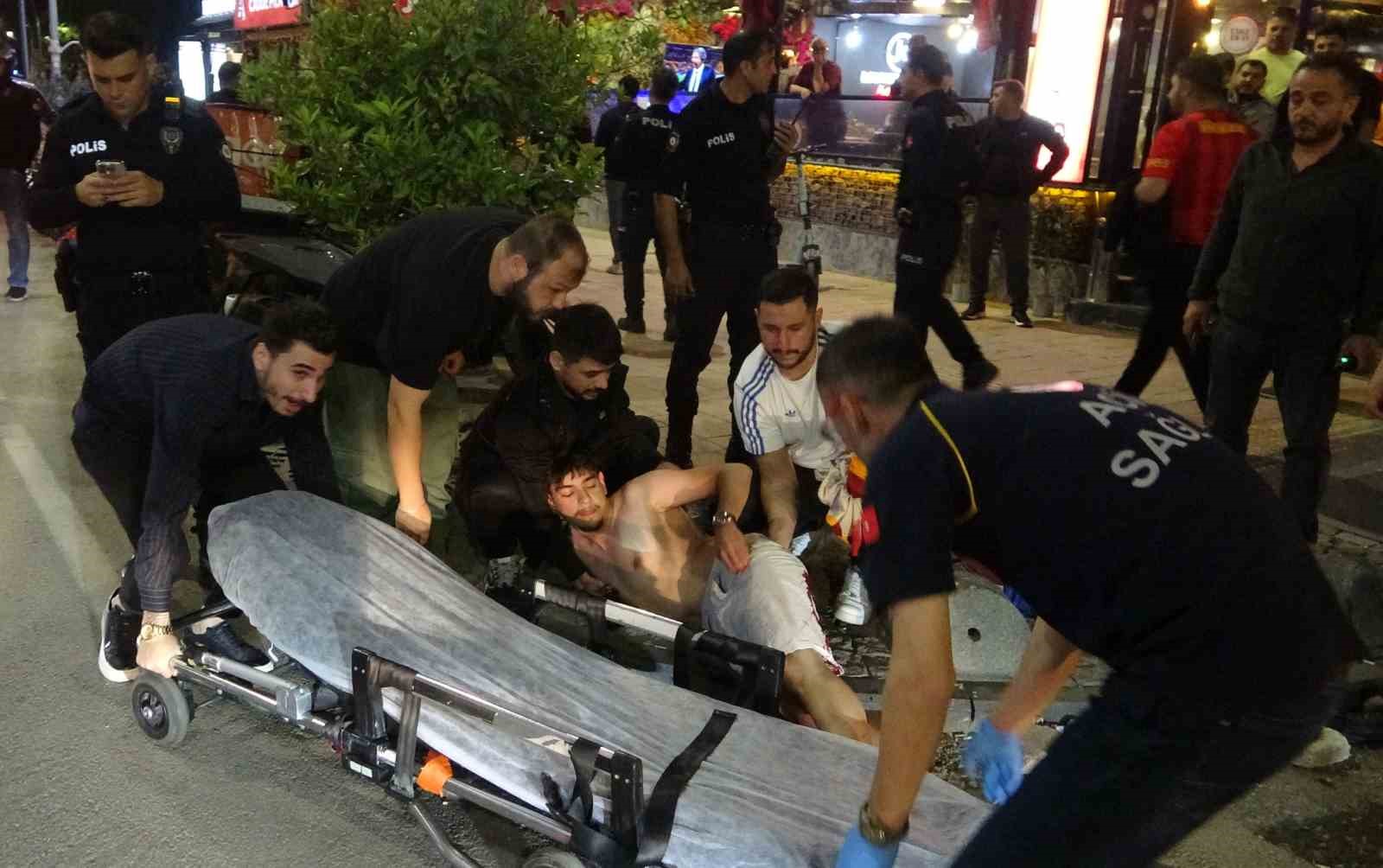 Antalya’da derbi galibiyetini kutlayan bir taraftar bıçakla yaralandı
