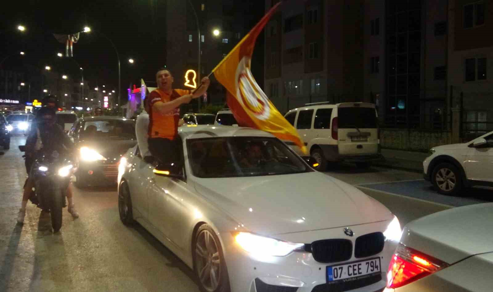 Antalya’da derbi galibiyetini kutlayan bir taraftar bıçakla yaralandı
