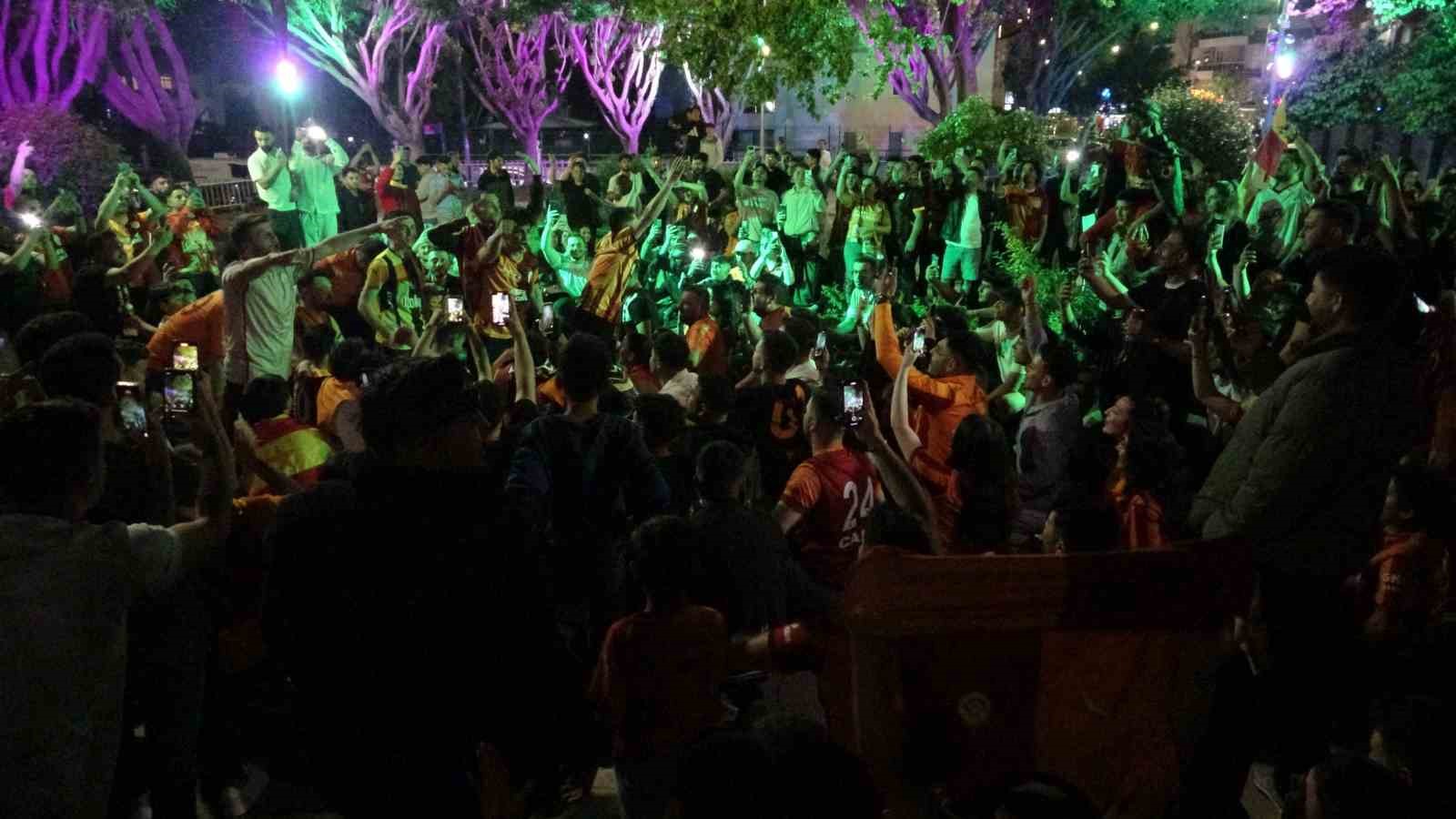 Antalya’da derbi galibiyetini kutlayan bir taraftar bıçakla yaralandı
