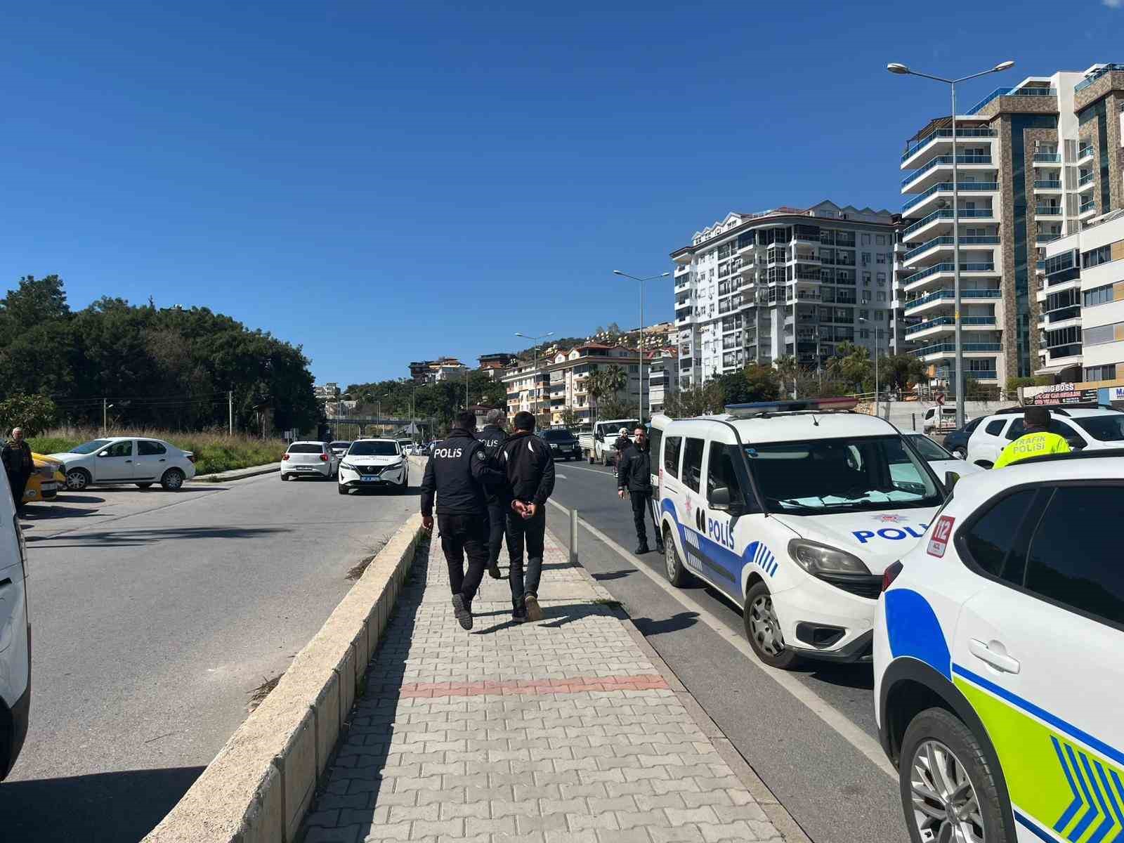 Antalya’da ehliyetsiz sürücü ortalığı birbirine kattı: 357 bin lira ceza yedi
