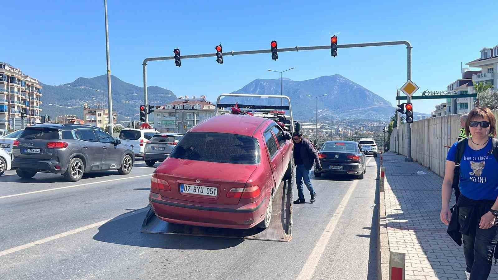 Antalya’da ehliyetsiz sürücü ortalığı birbirine kattı: 357 bin lira ceza yedi
